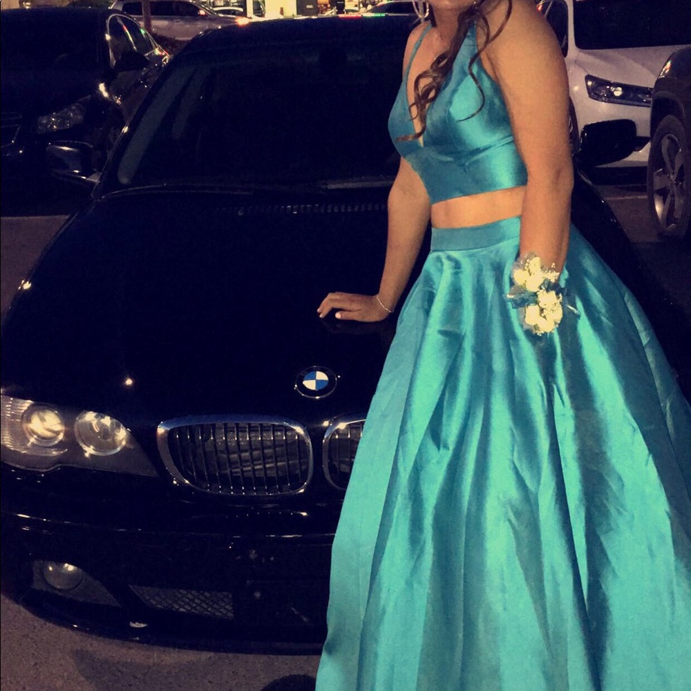 Sherri hill turquoise prom dress.